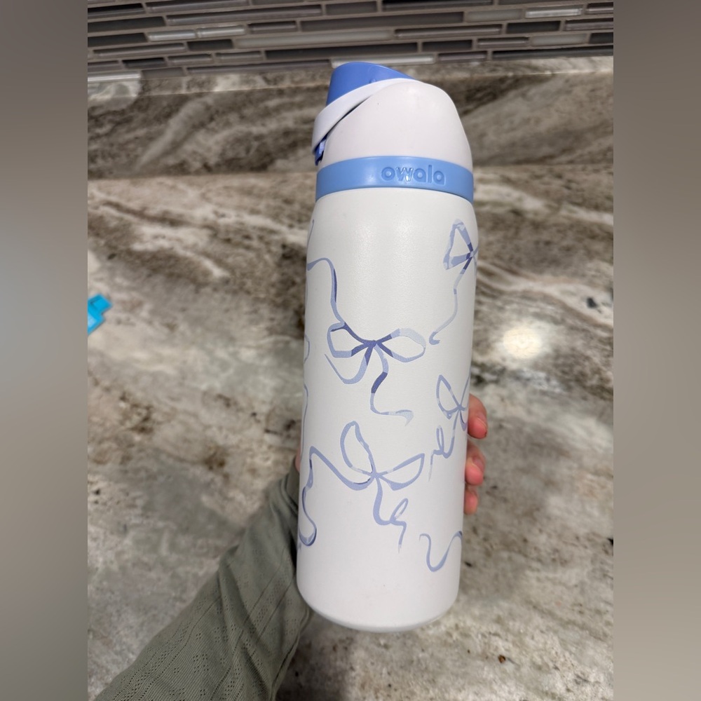 Owala Urban Outfitters Limited Edition Bow Water Bottle